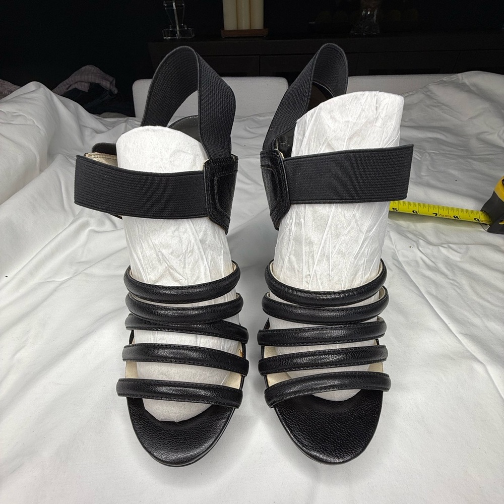 LIKE new Michael Kors leather platform sandals